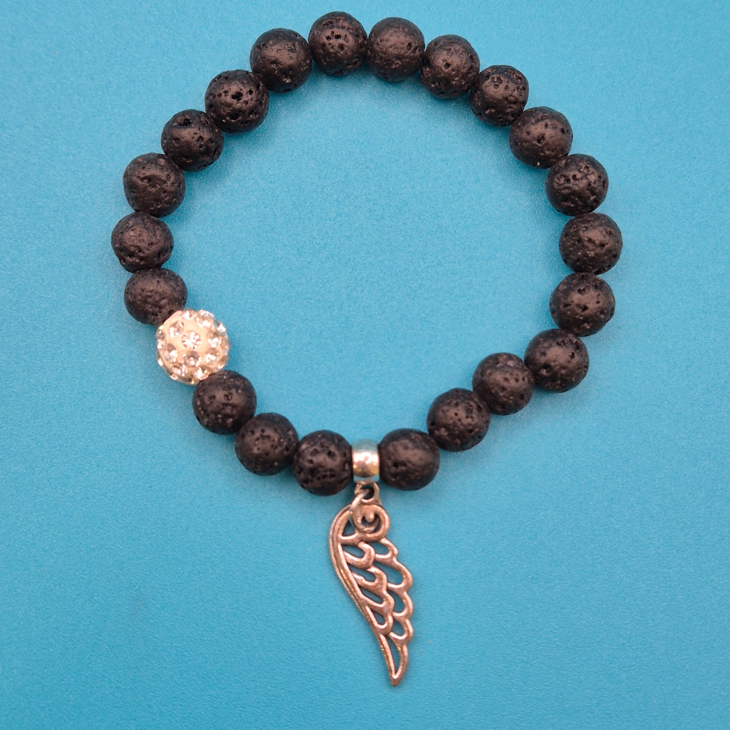 Elegantes Lavastein-Armband mit Engelsflügel-Anhänger und Strass-Akzent