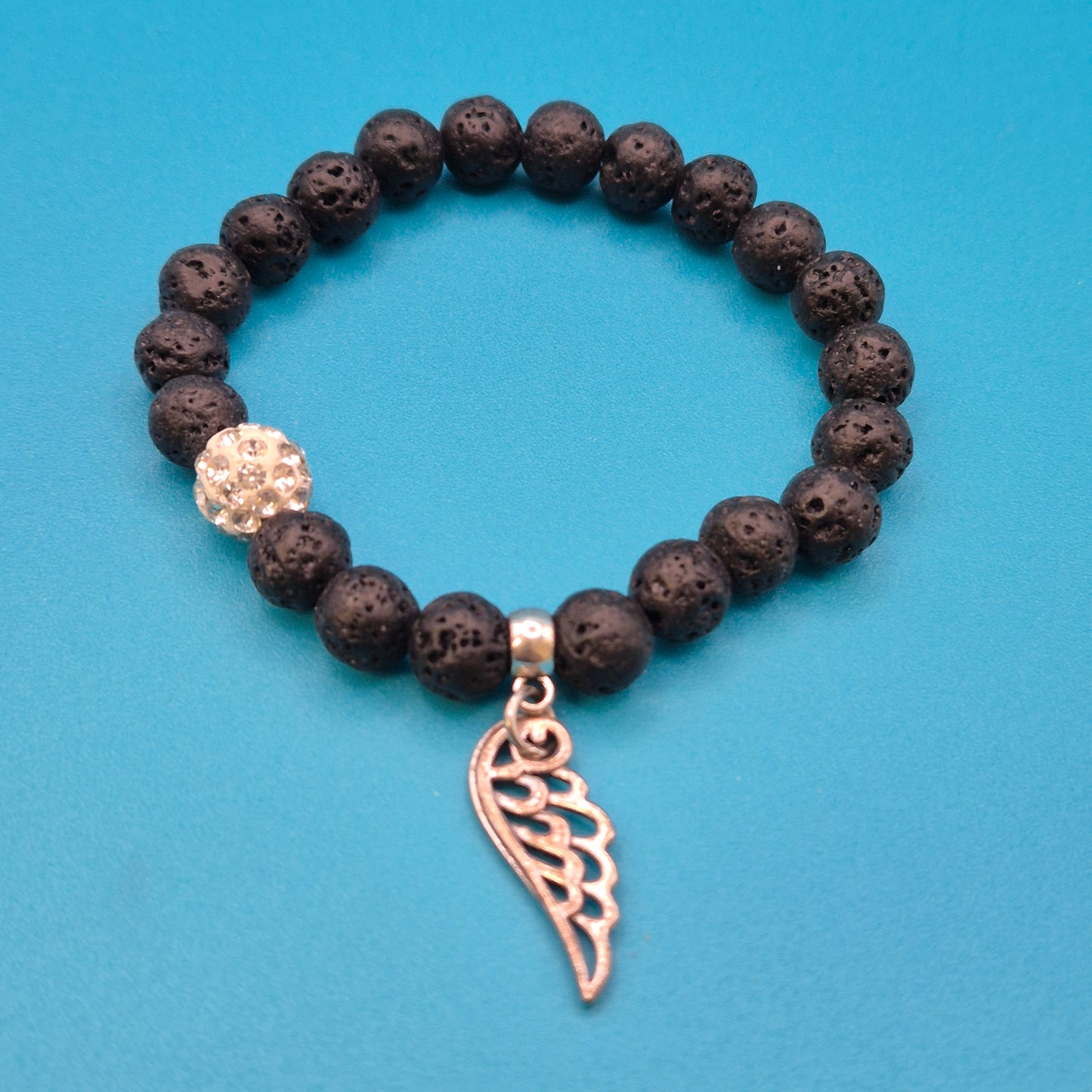 Elegantes Lavastein-Armband mit Engelsflügel-Anhänger und Strass-Akzent