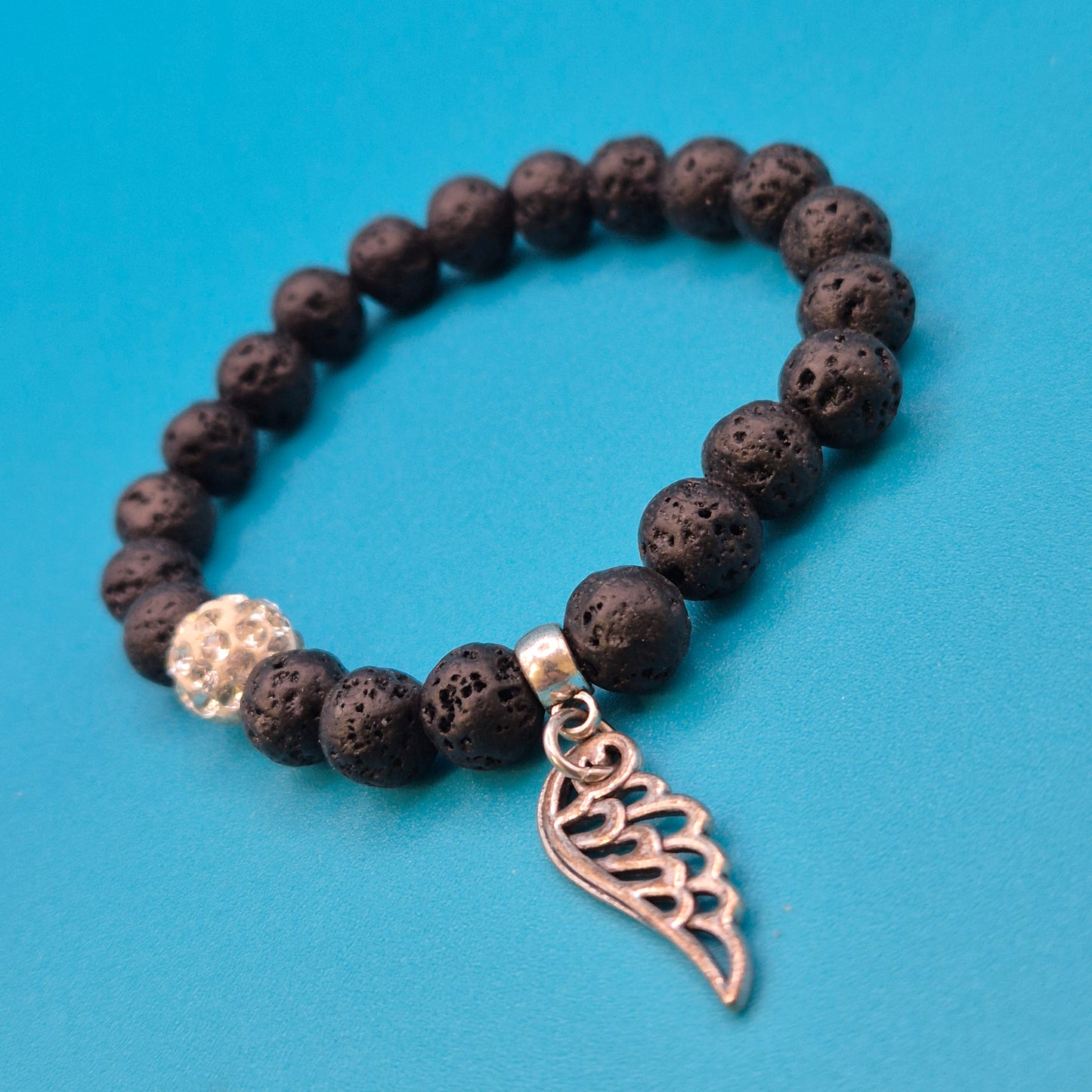 Elegantes Lavastein-Armband mit Engelsflügel-Anhänger und Strass-Akzent