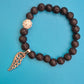 Elegantes Lavastein-Armband mit Engelsflügel-Anhänger und Strass-Akzent