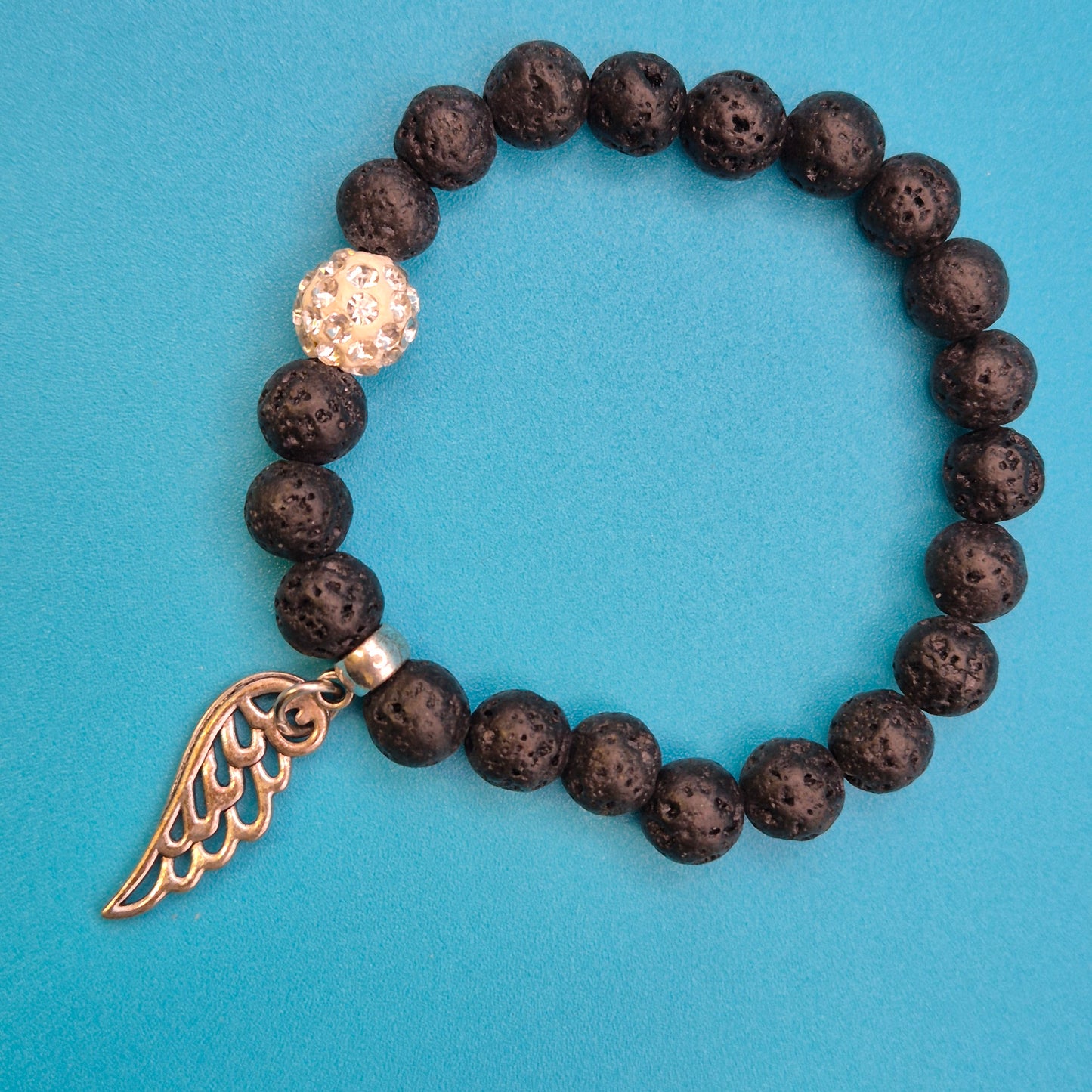 Elegantes Lavastein-Armband mit Engelsflügel-Anhänger und Strass-Akzent