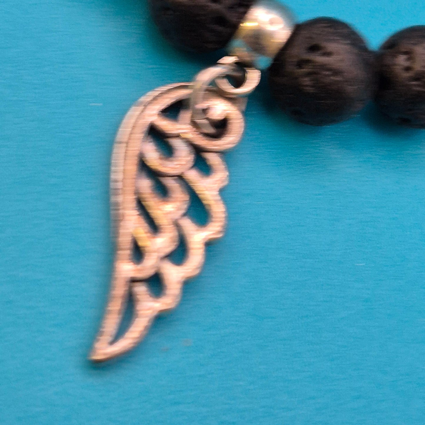 Elegantes Lavastein-Armband mit Engelsflügel-Anhänger und Strass-Akzent