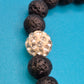 Elegantes Lavastein-Armband mit Engelsflügel-Anhänger und Strass-Akzent