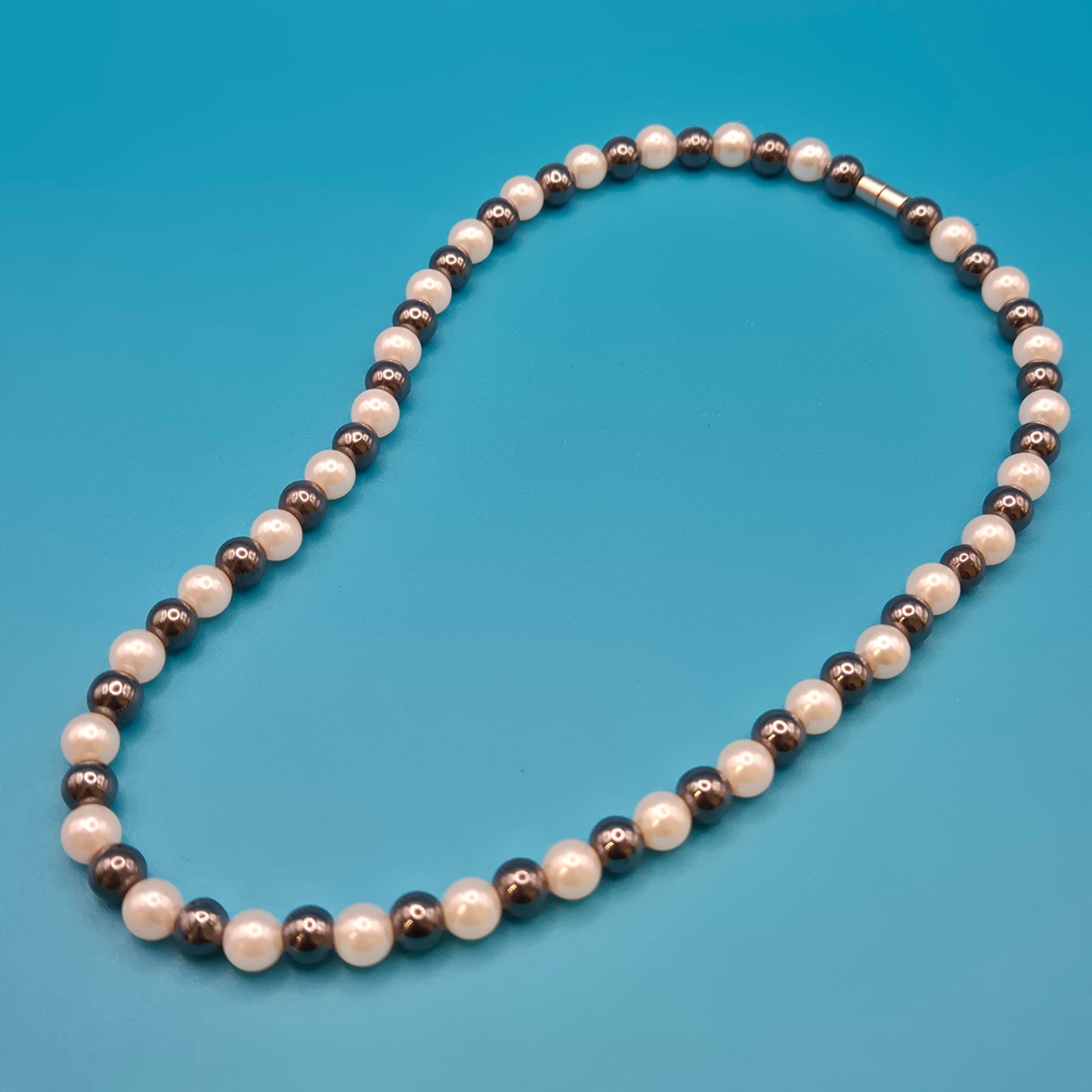 Elegante Vintage-Kette mit Perlen und anthrazitfarbenen Metallperlen