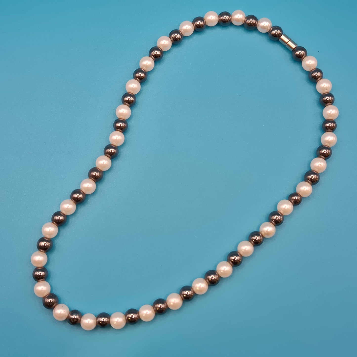 Elegante Vintage-Kette mit Perlen und anthrazitfarbenen Metallperlen