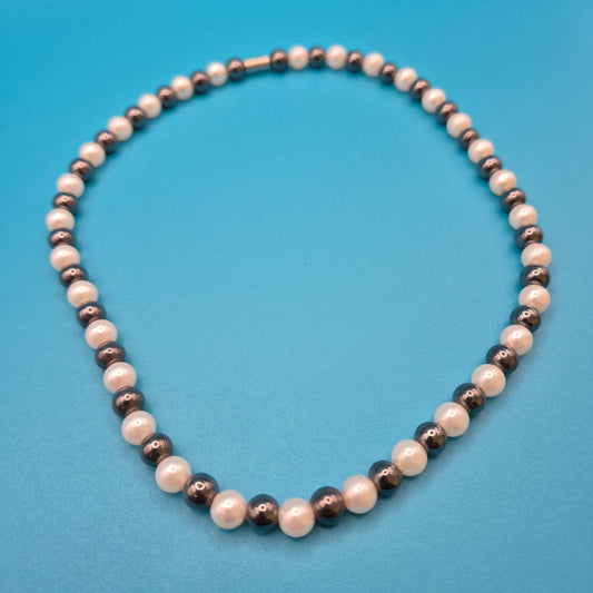 Elegante Vintage-Kette mit Perlen und anthrazitfarbenen Metallperlen