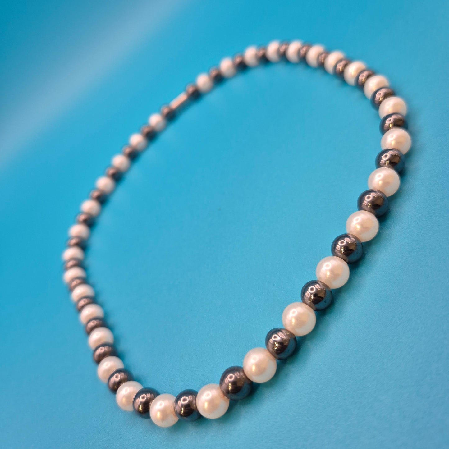 Elegante Vintage-Kette mit Perlen und anthrazitfarbenen Metallperlen