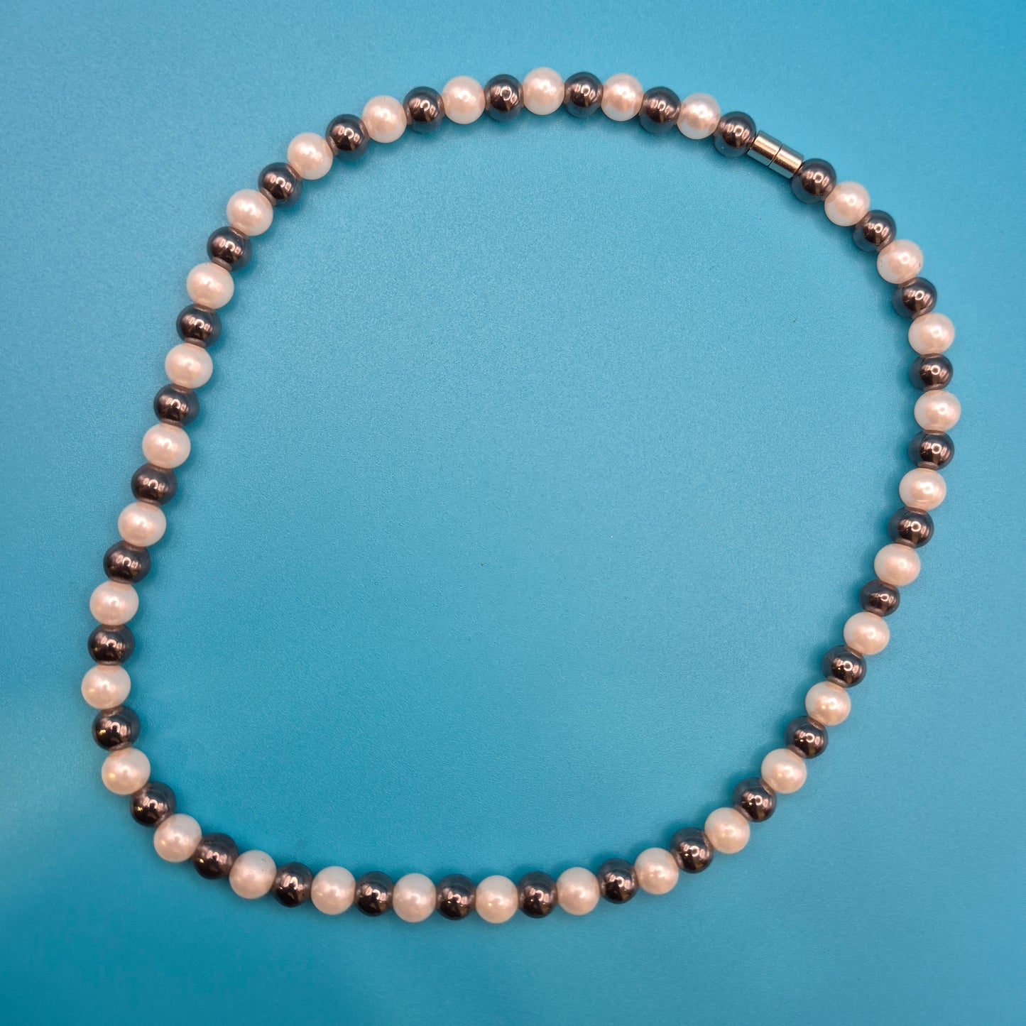 Elegante Vintage-Kette mit Perlen und anthrazitfarbenen Metallperlen