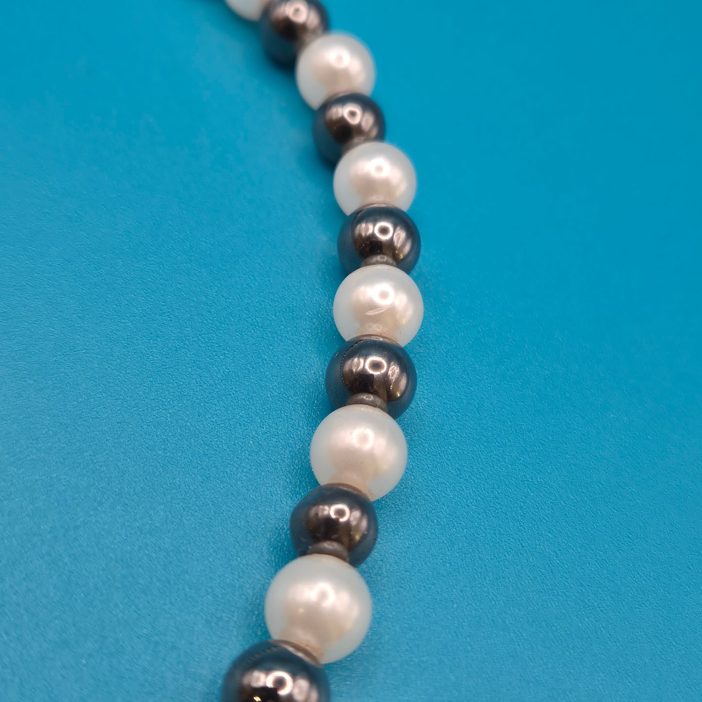 Elegante Vintage-Kette mit Perlen und anthrazitfarbenen Metallperlen
