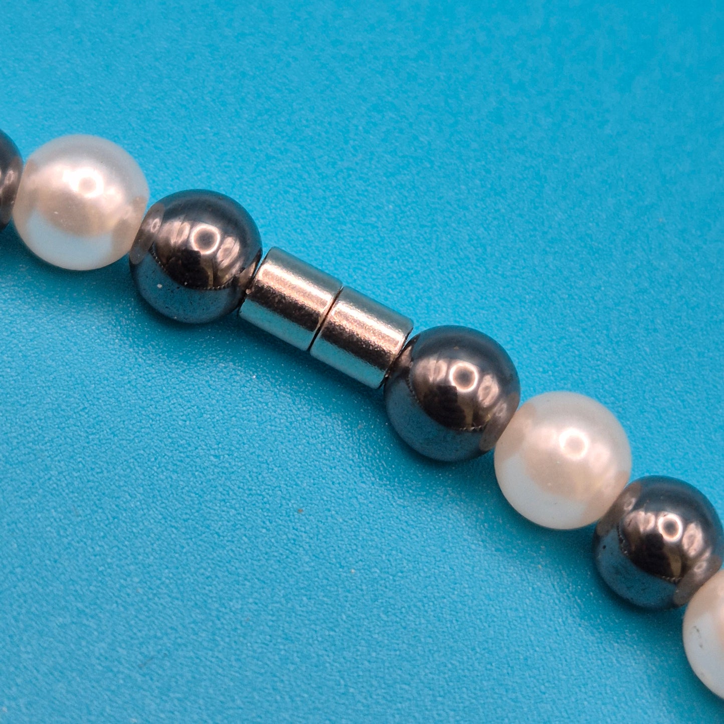 Elegante Vintage-Kette mit Perlen und anthrazitfarbenen Metallperlen