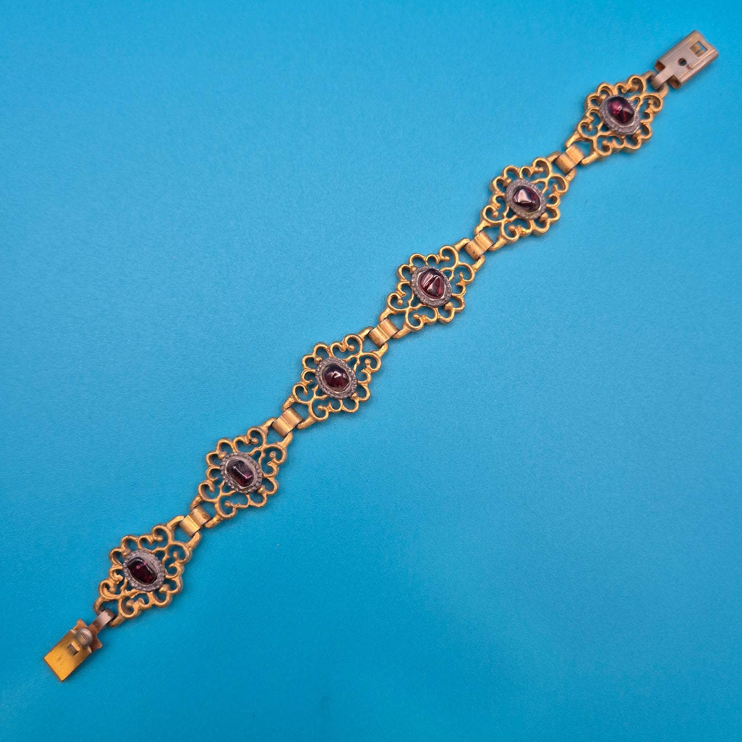 Antikes Gliederarmband mit Granatsteinen in goldfarbenem Filigran-Design