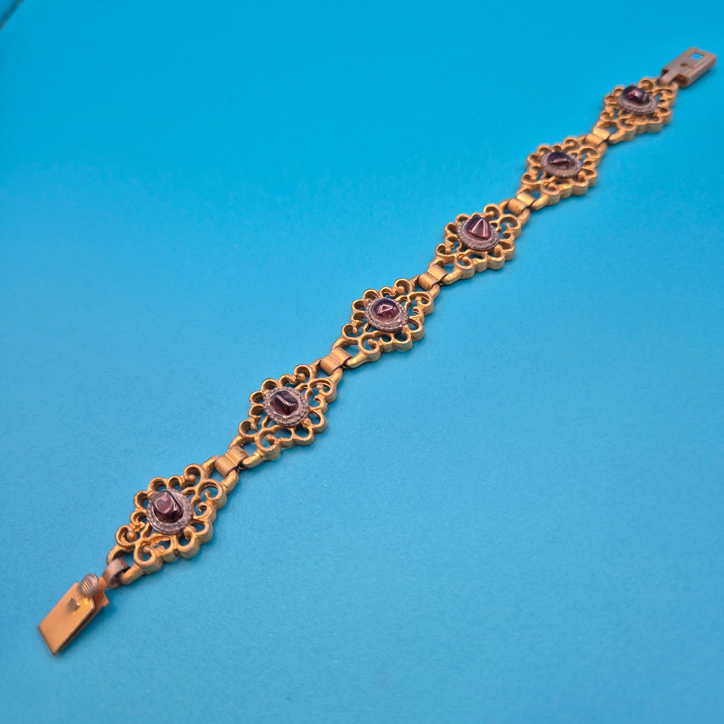 Antikes Gliederarmband mit Granatsteinen in goldfarbenem Filigran-Design