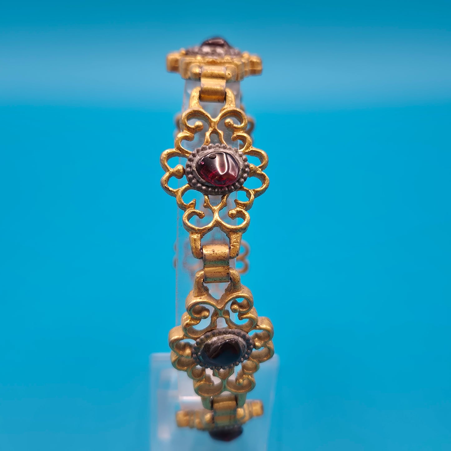 Antikes Gliederarmband mit Granatsteinen in goldfarbenem Filigran-Design