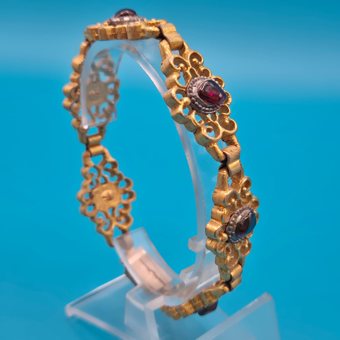 Antikes Gliederarmband mit Granatsteinen in goldfarbenem Filigran-Design