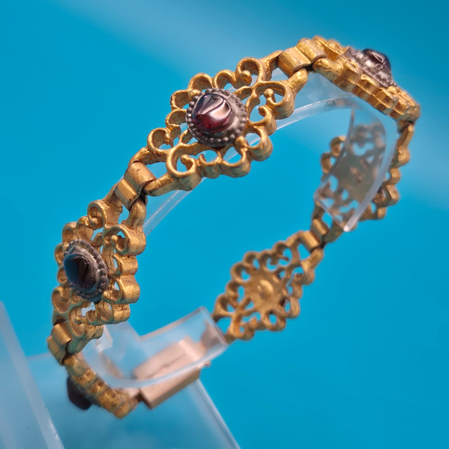 Antikes Gliederarmband mit Granatsteinen in goldfarbenem Filigran-Design