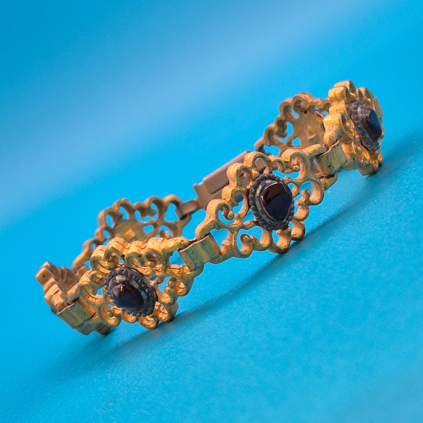 Antikes Gliederarmband mit Granatsteinen in goldfarbenem Filigran-Design