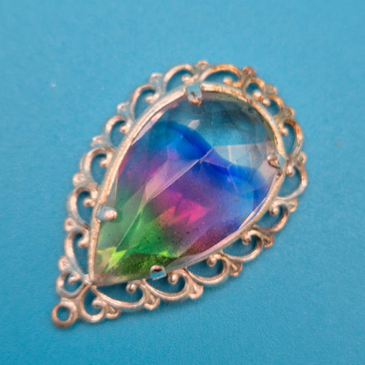 Vintage Filigran-Brosche mit schillerndem Iris-Kristall in Tropfenform
