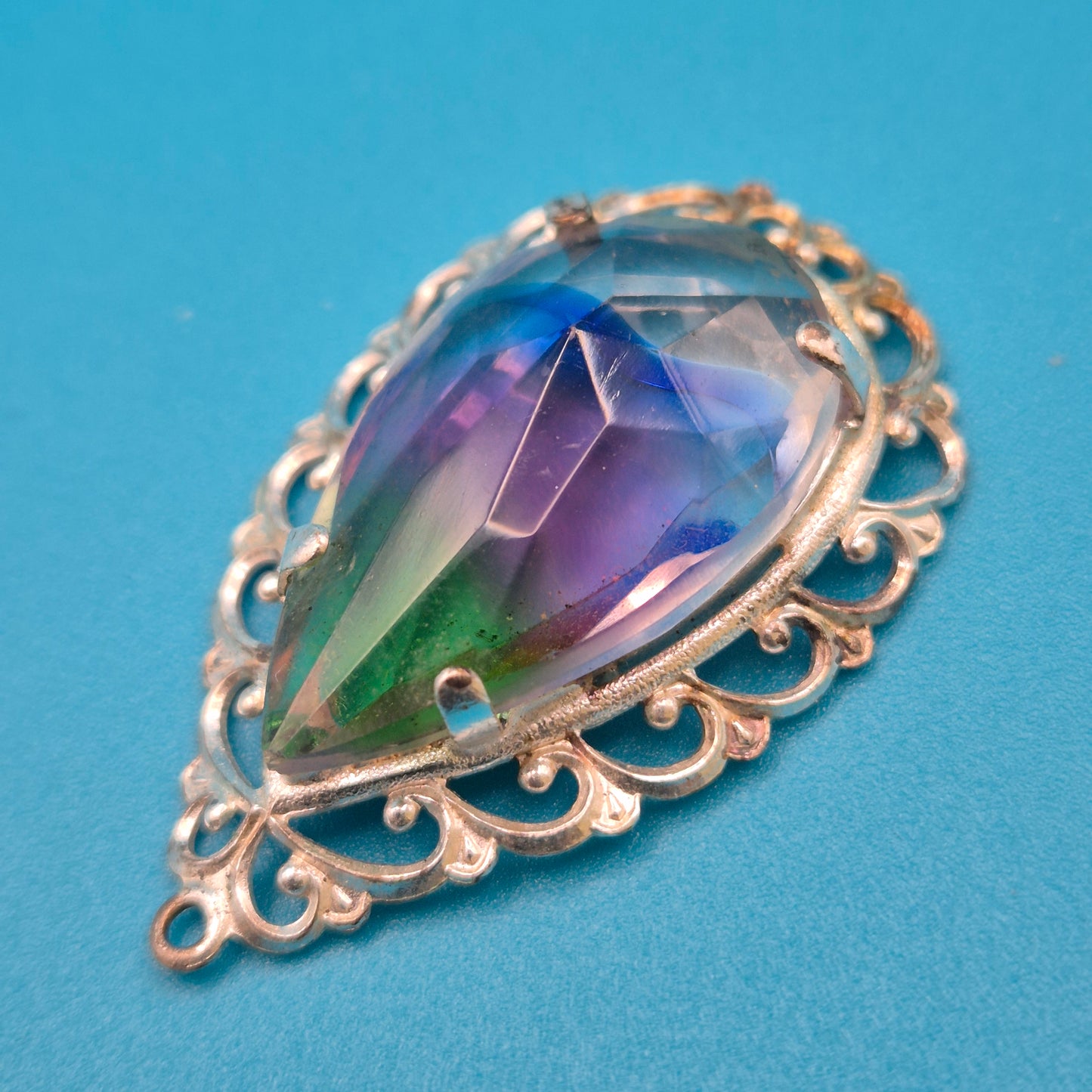 Vintage Filigran-Brosche mit schillerndem Iris-Kristall in Tropfenform