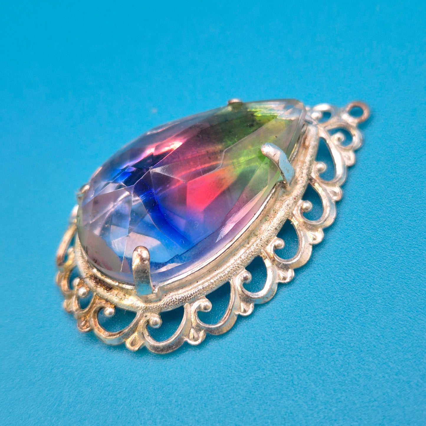 Vintage Filigran-Brosche mit schillerndem Iris-Kristall in Tropfenform