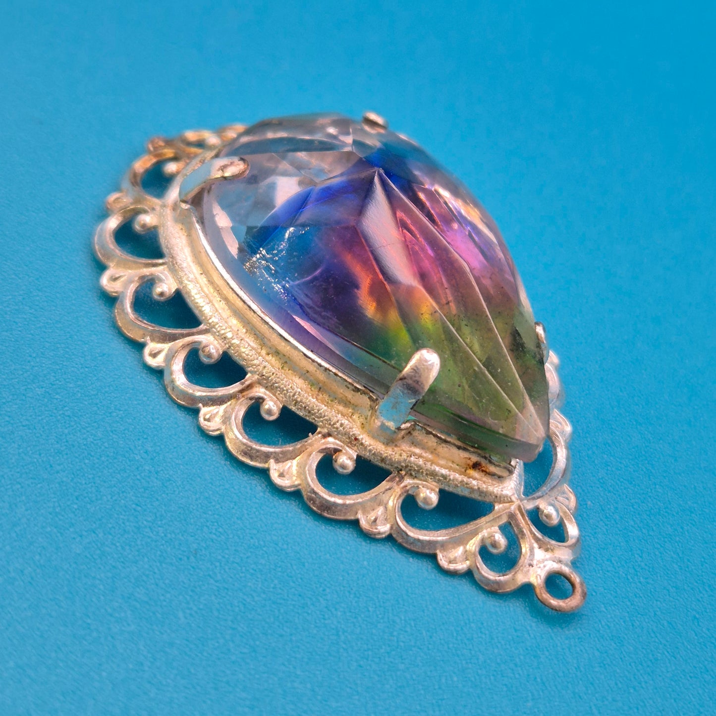 Vintage Filigran-Brosche mit schillerndem Iris-Kristall in Tropfenform