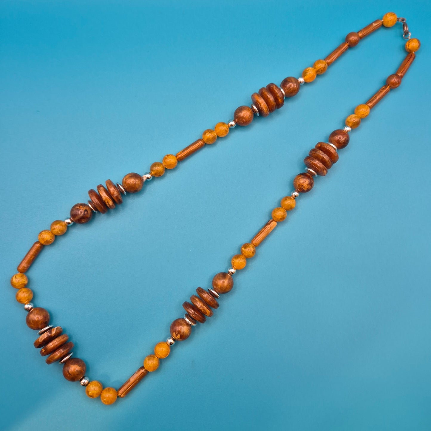 Boho-Statement Kette mit Holzperlen und bernsteinfarbenen Akzenten