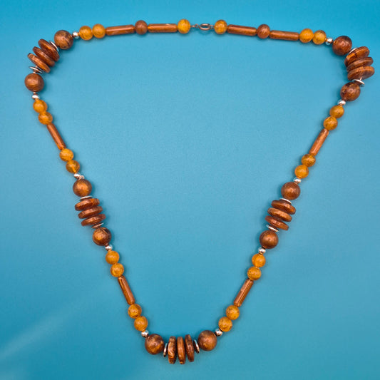 Boho-Statement Kette mit Holzperlen und bernsteinfarbenen Akzenten