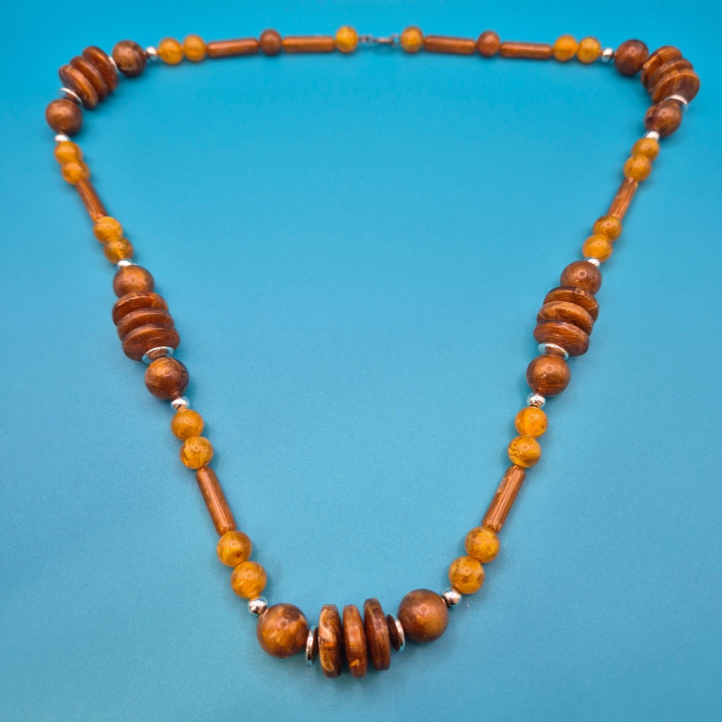 Boho-Statement Kette mit Holzperlen und bernsteinfarbenen Akzenten