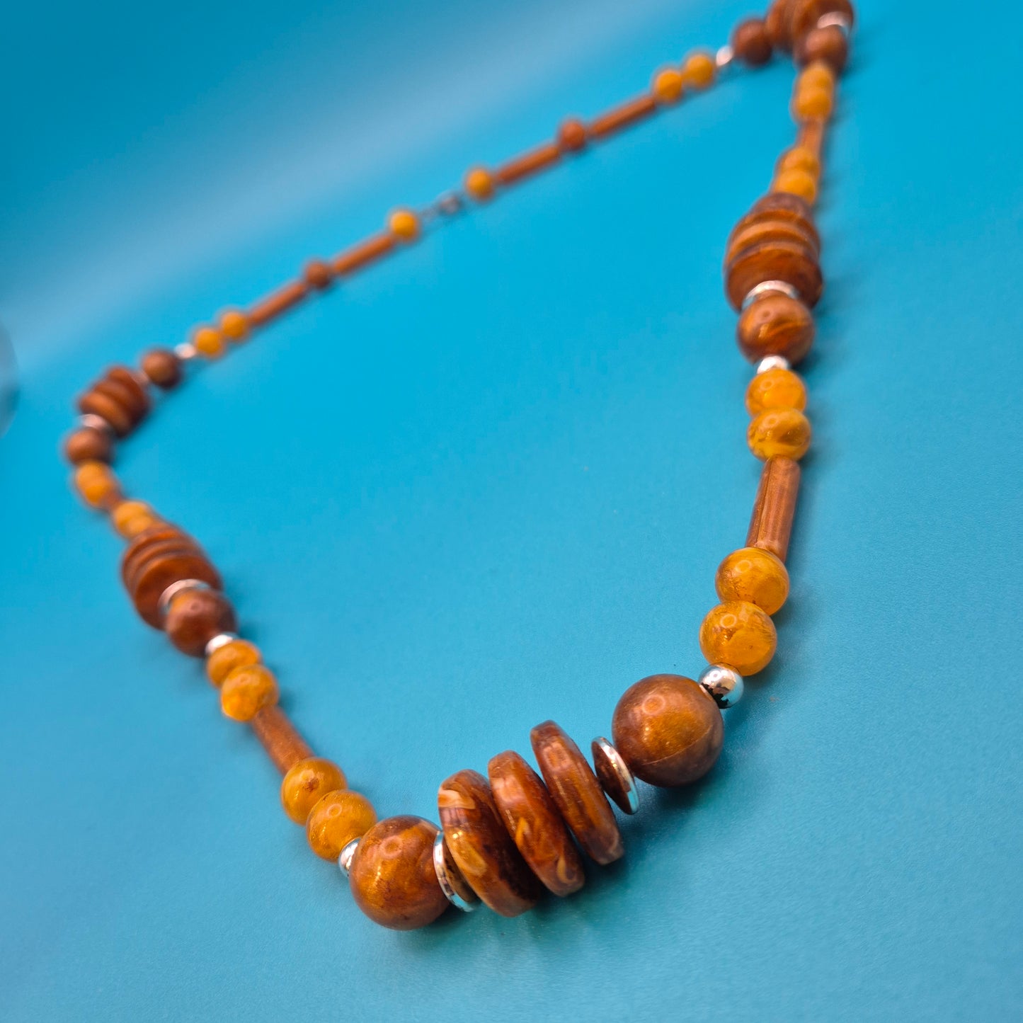Boho-Statement Kette mit Holzperlen und bernsteinfarbenen Akzenten