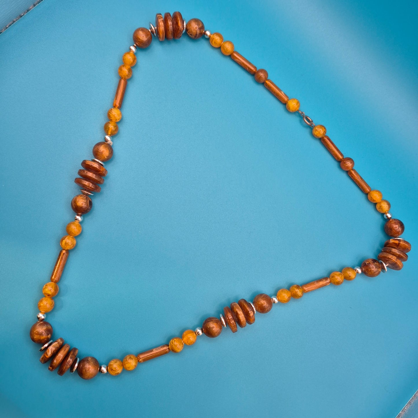 Boho-Statement Kette mit Holzperlen und bernsteinfarbenen Akzenten