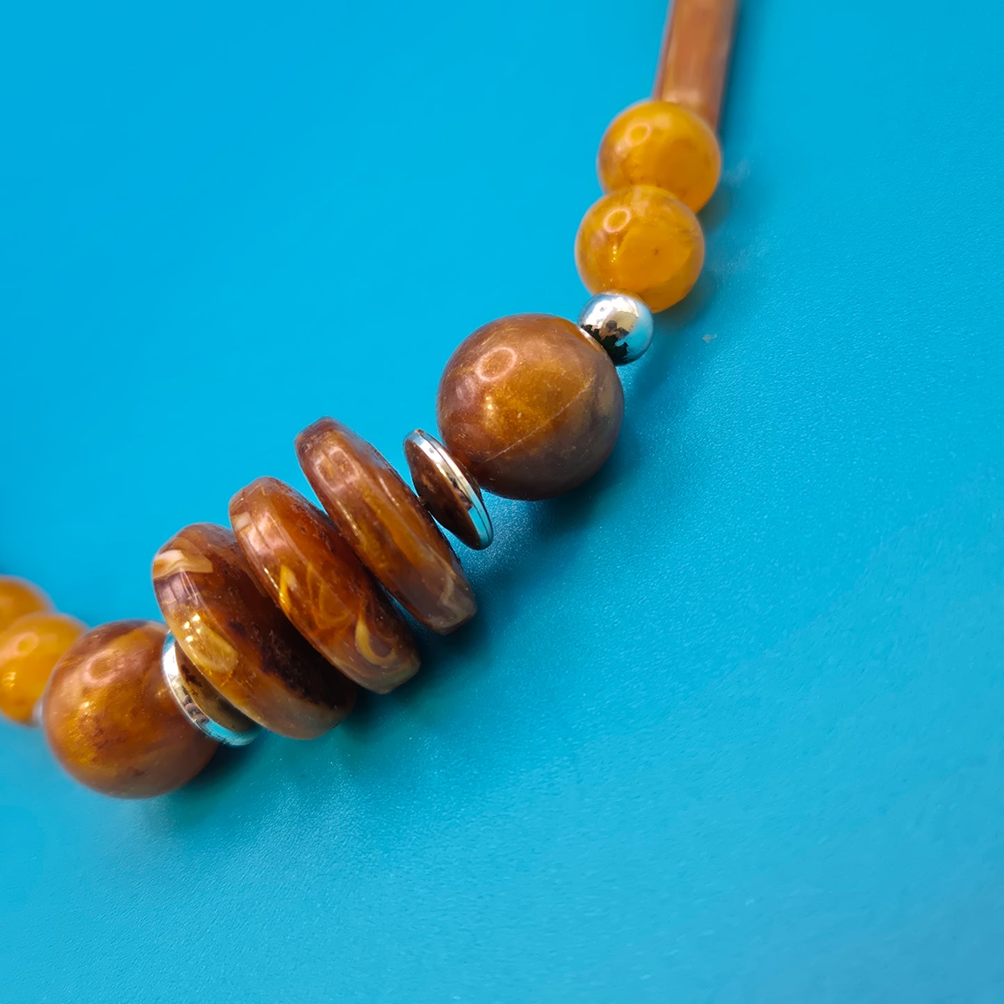 Boho-Statement Kette mit Holzperlen und bernsteinfarbenen Akzenten