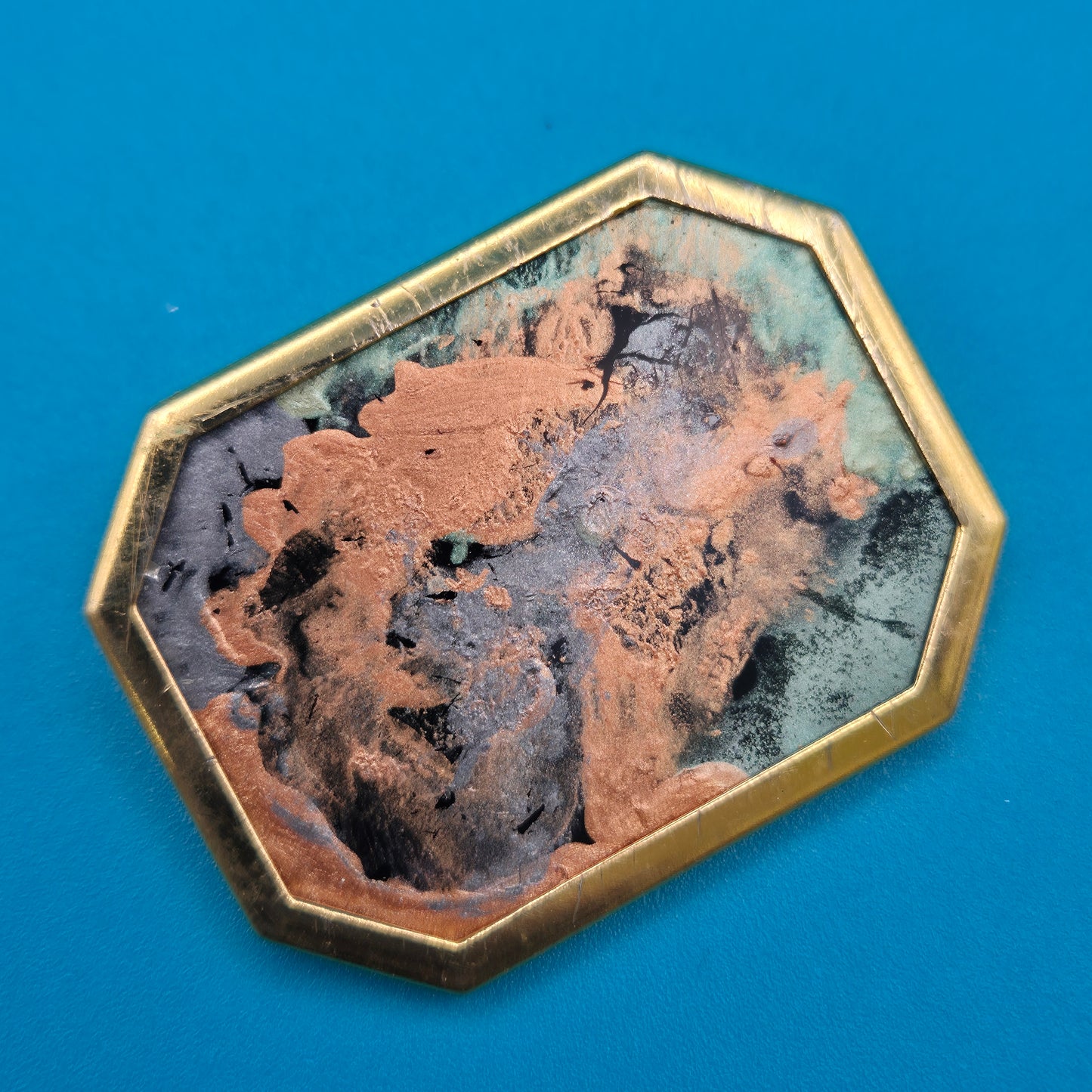 Vintage Brosche in Goldoptik mit abstrakter Kupfer-Patina Einlage