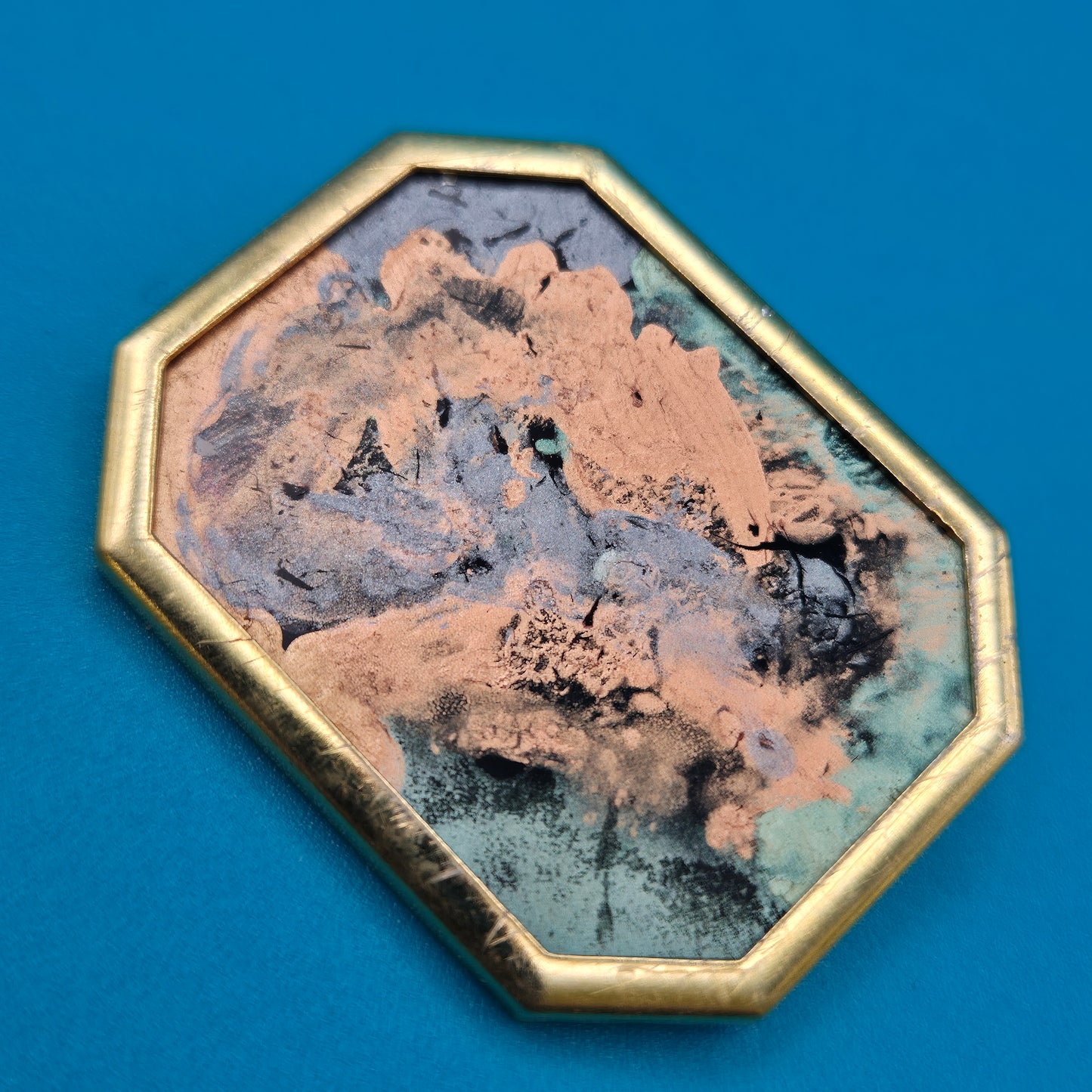 Vintage Brosche in Goldoptik mit abstrakter Kupfer-Patina Einlage