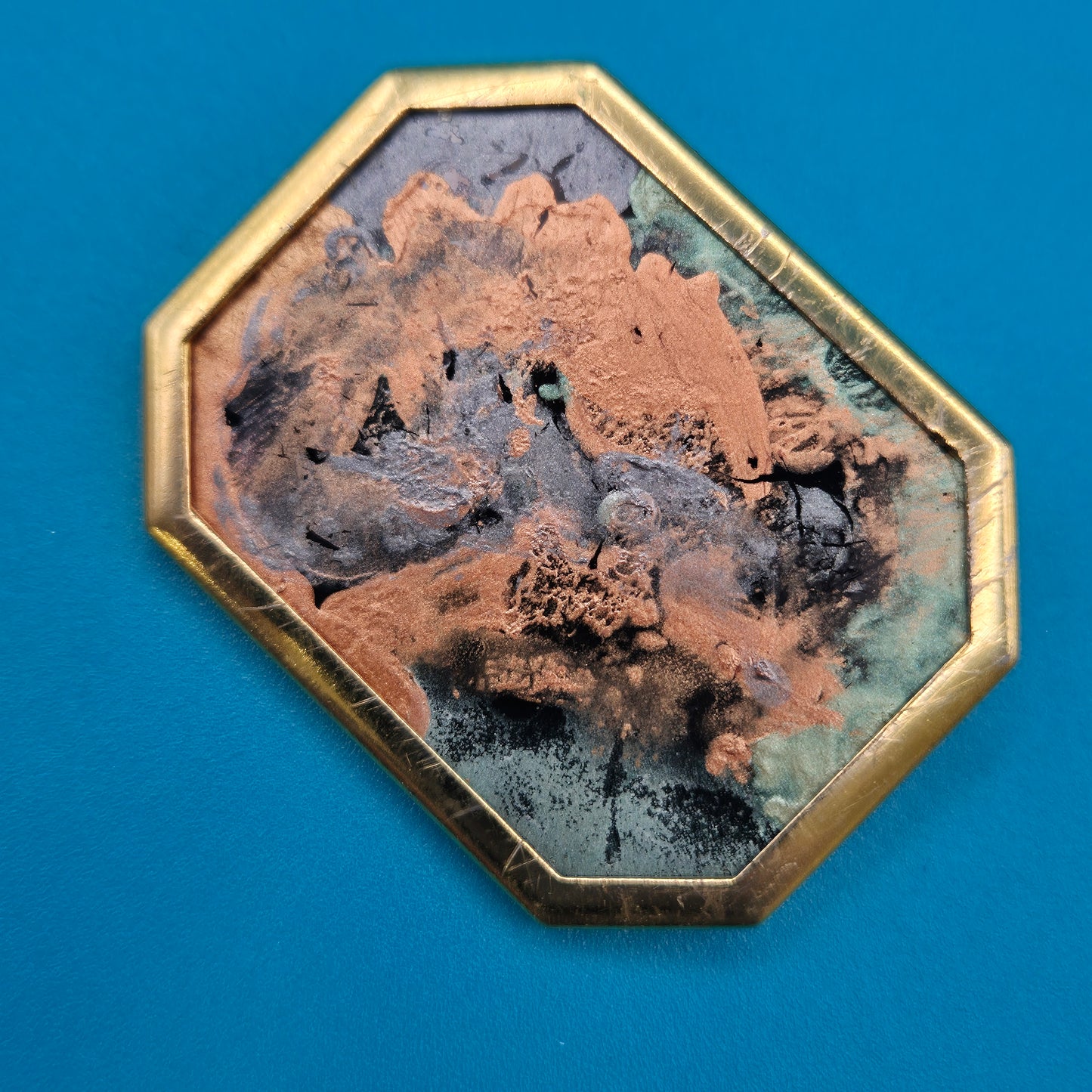 Vintage Brosche in Goldoptik mit abstrakter Kupfer-Patina Einlage