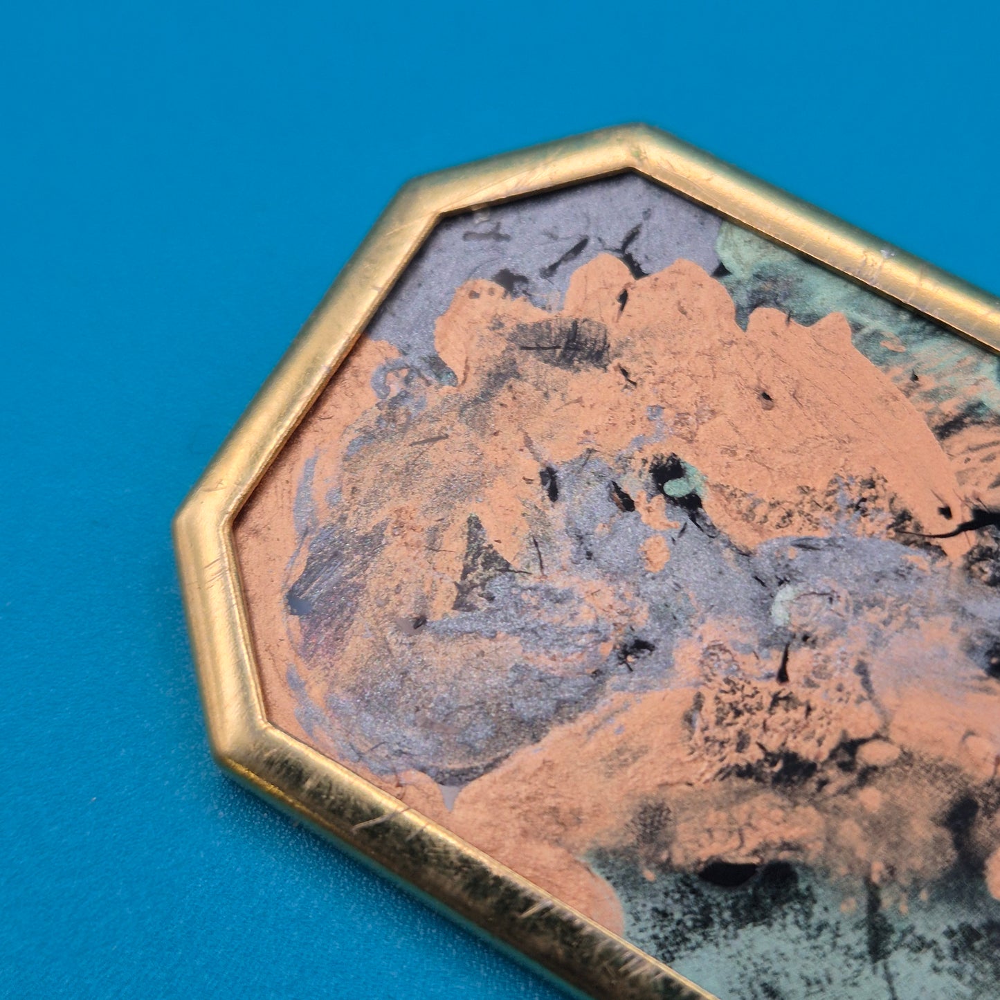 Vintage Brosche in Goldoptik mit abstrakter Kupfer-Patina Einlage