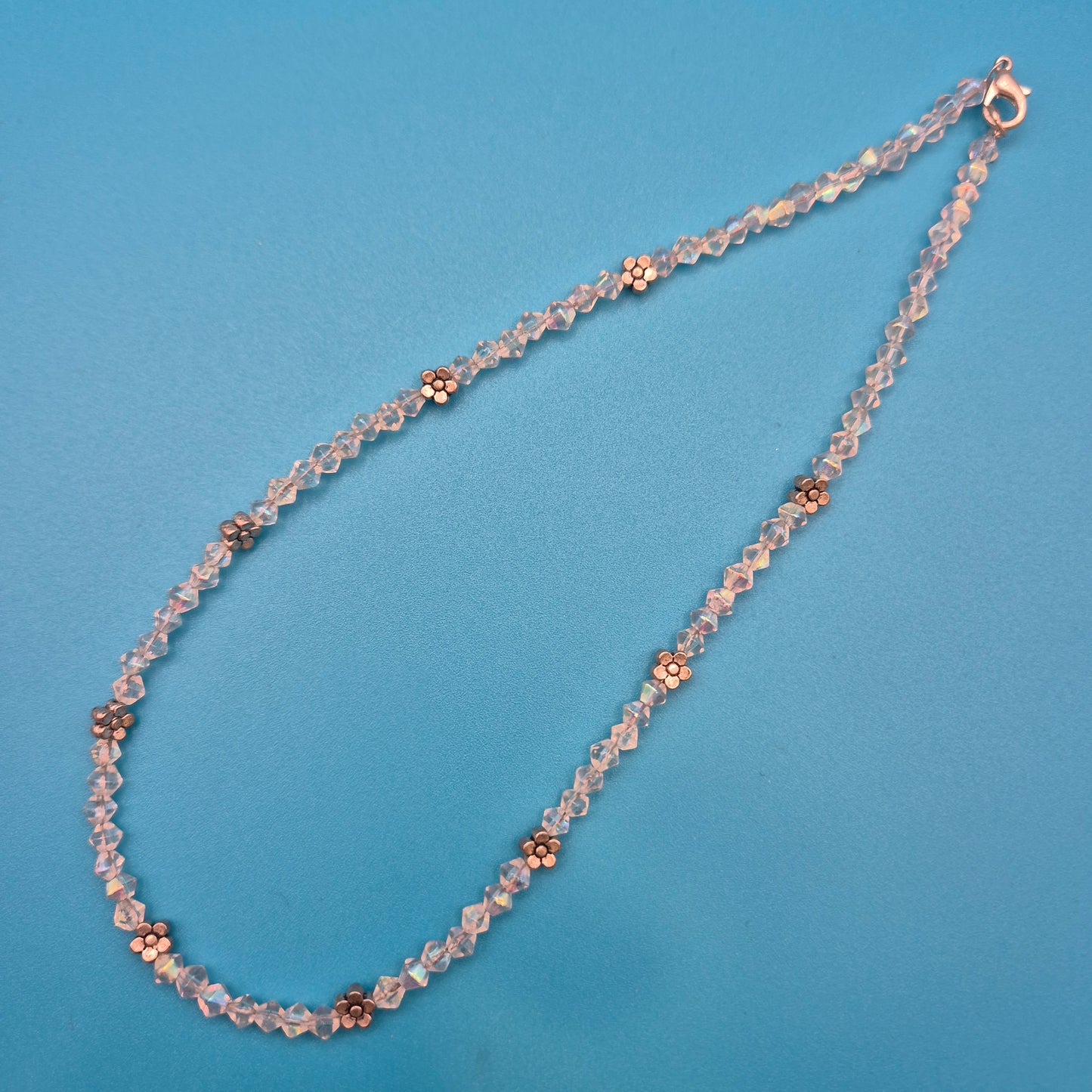 Zarte Vintage-Kette mit irisierenden Glasperlen und kleinen Blumen-Charms