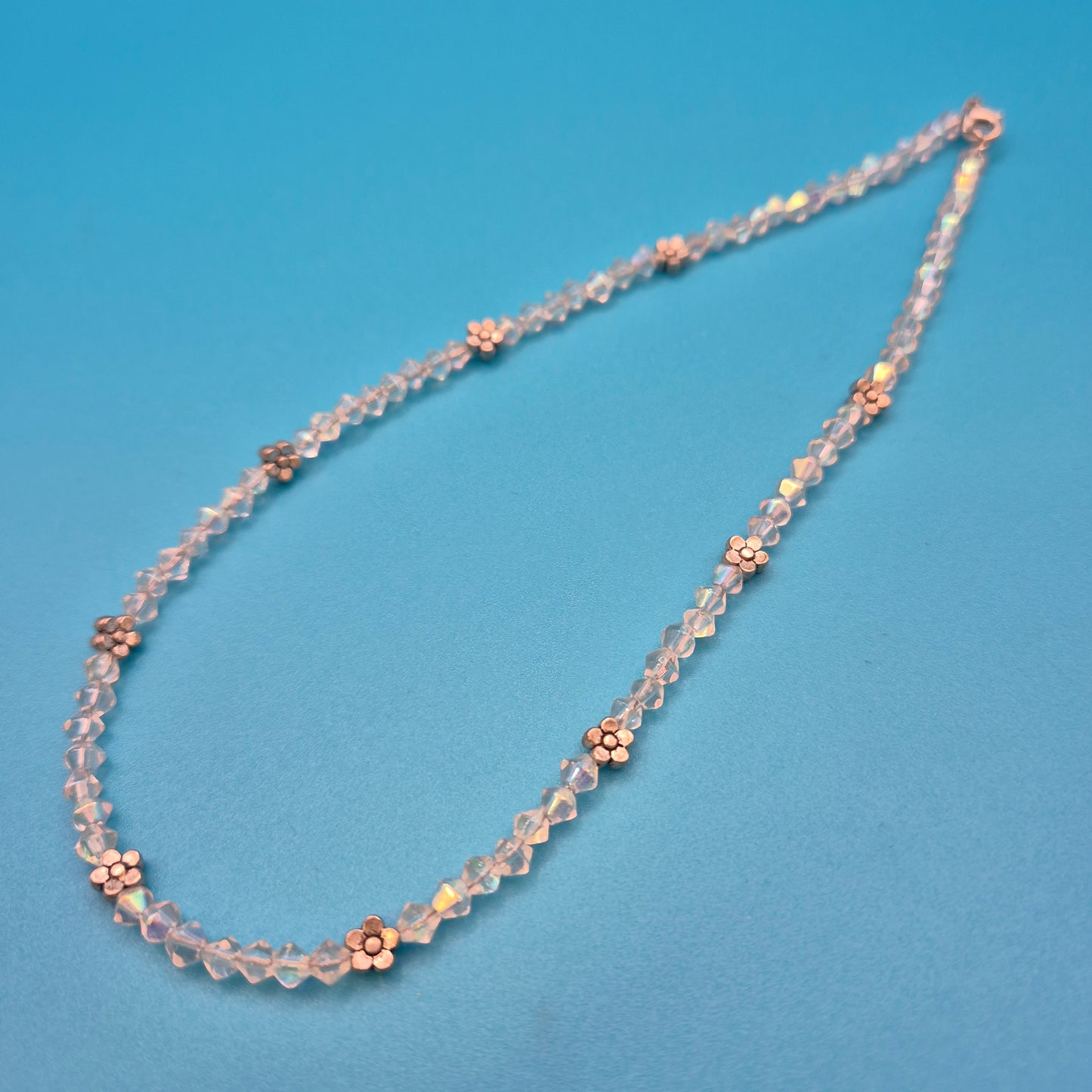 Zarte Vintage-Kette mit irisierenden Glasperlen und kleinen Blumen-Charms