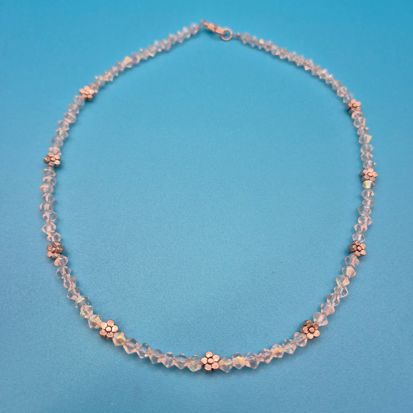 Zarte Vintage-Kette mit irisierenden Glasperlen und kleinen Blumen-Charms
