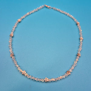 Zarte Vintage-Kette mit irisierenden Glasperlen und kleinen Blumen-Charms