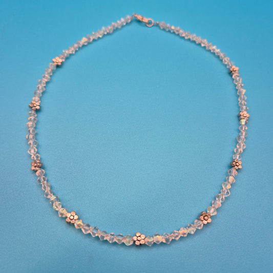 Zarte Vintage-Kette mit irisierenden Glasperlen und kleinen Blumen-Charms