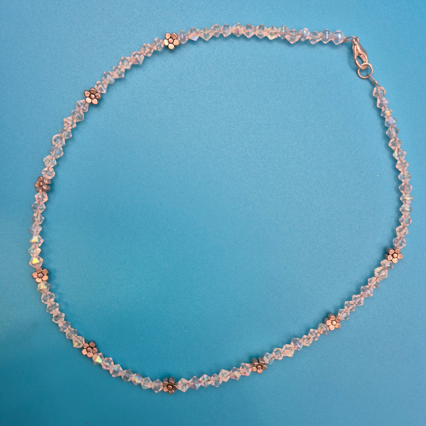 Zarte Vintage-Kette mit irisierenden Glasperlen und kleinen Blumen-Charms