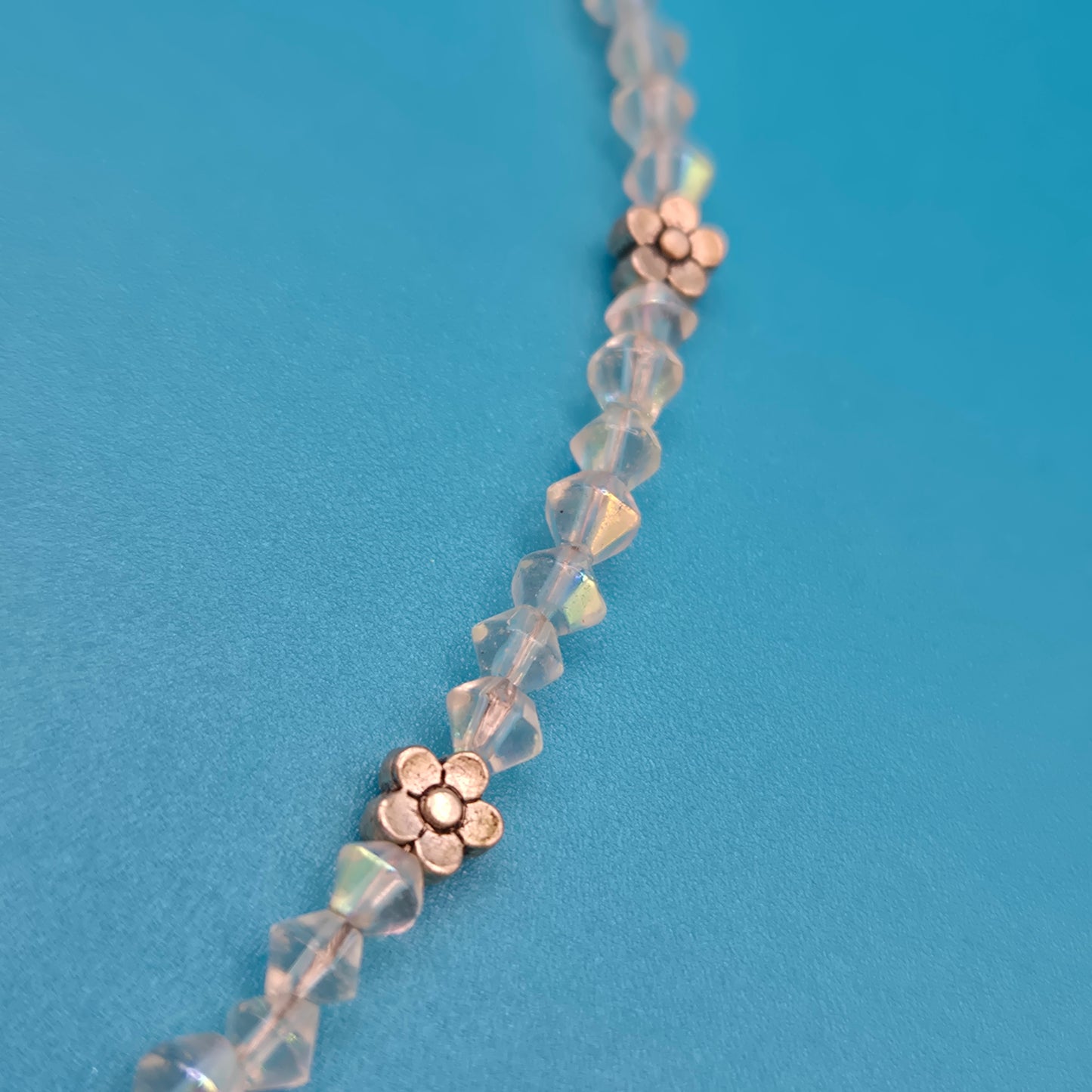 Zarte Vintage-Kette mit irisierenden Glasperlen und kleinen Blumen-Charms
