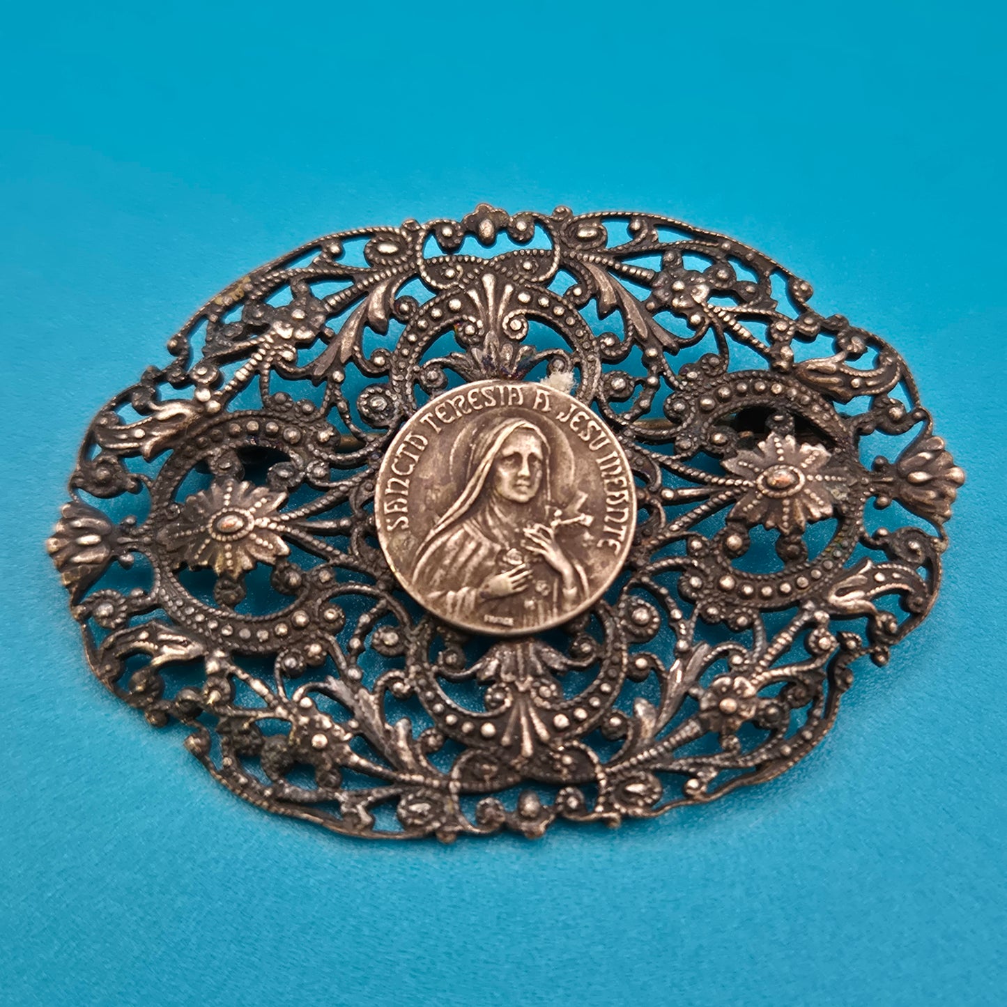 Vintage Brosche St. Theresia vom Kinde Jesu Filigraner Schmuck