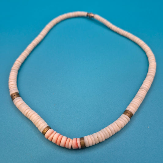 Vintage Heishi Muschel Perlenkette mit Metallakzenten und Korallenelementen