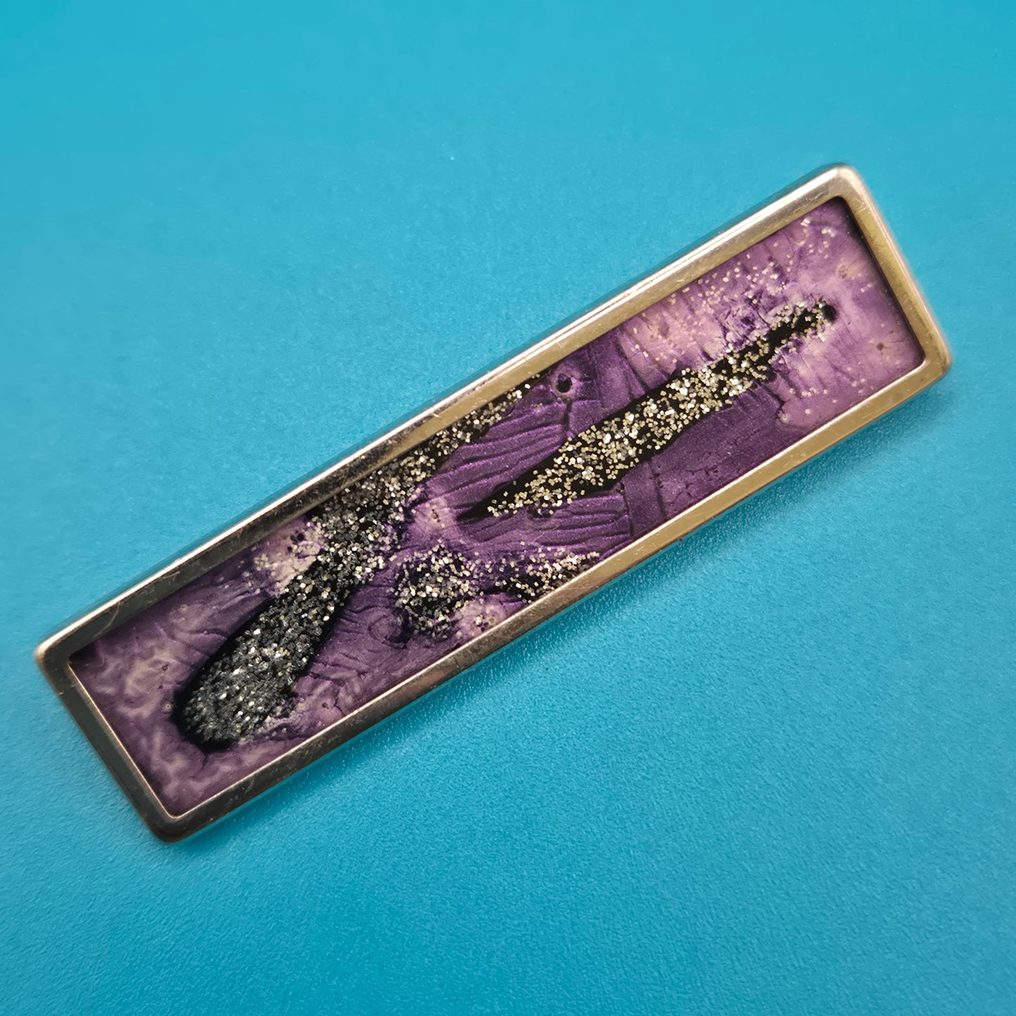 Vintage Brosche in länglicher Form mit violettem Harz & Glitzer-Design