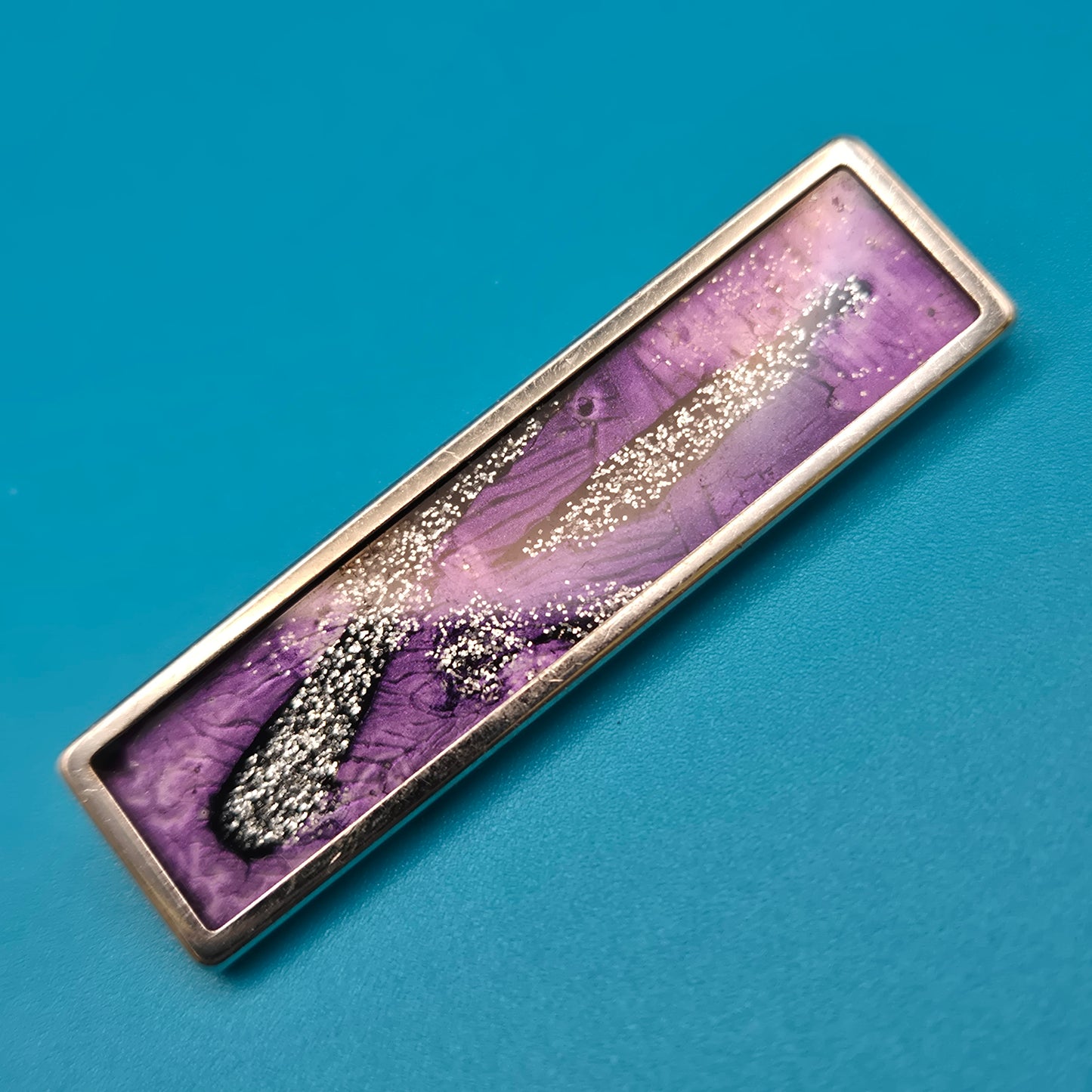 Vintage Brosche in länglicher Form mit violettem Harz & Glitzer-Design
