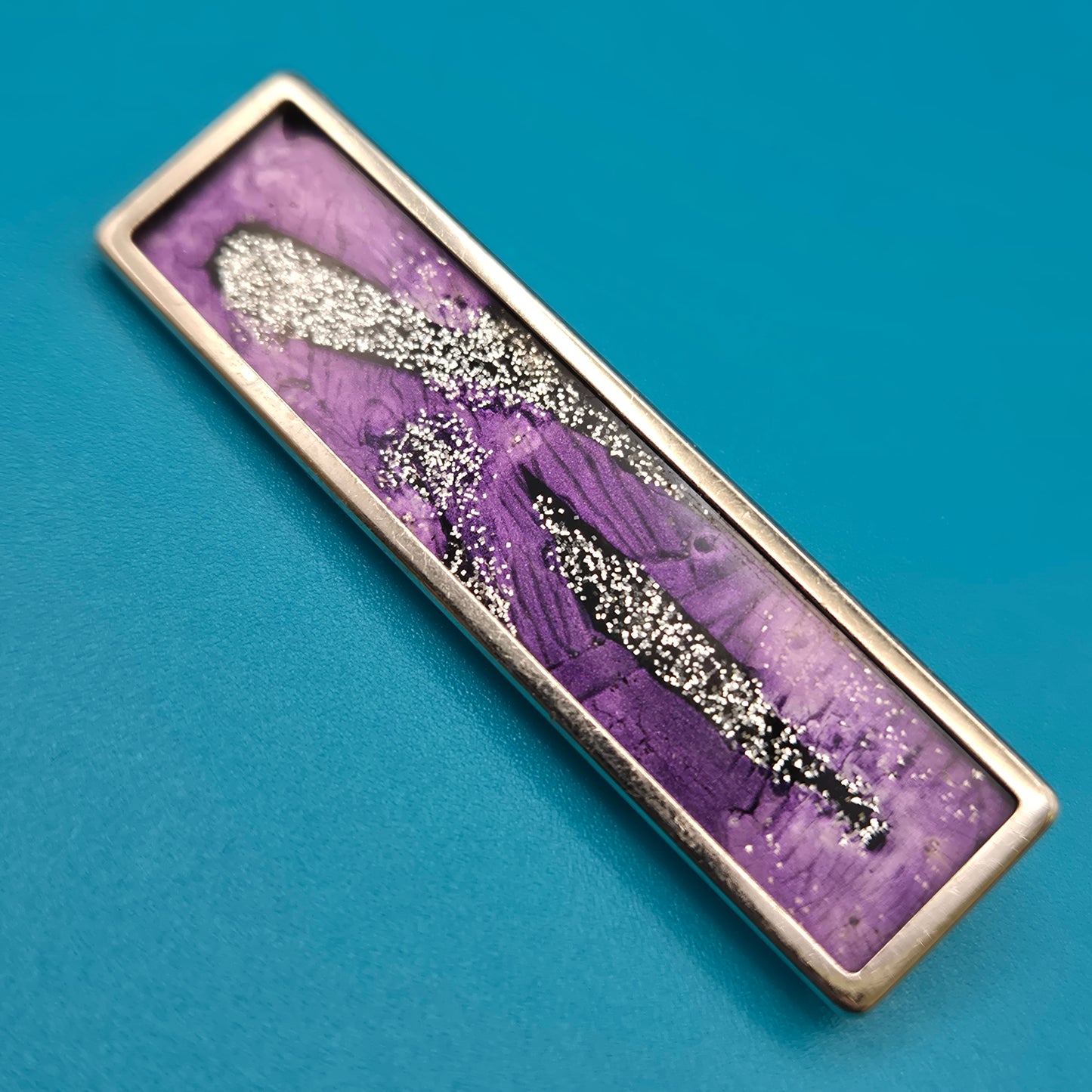 Vintage Brosche in länglicher Form mit violettem Harz & Glitzer-Design