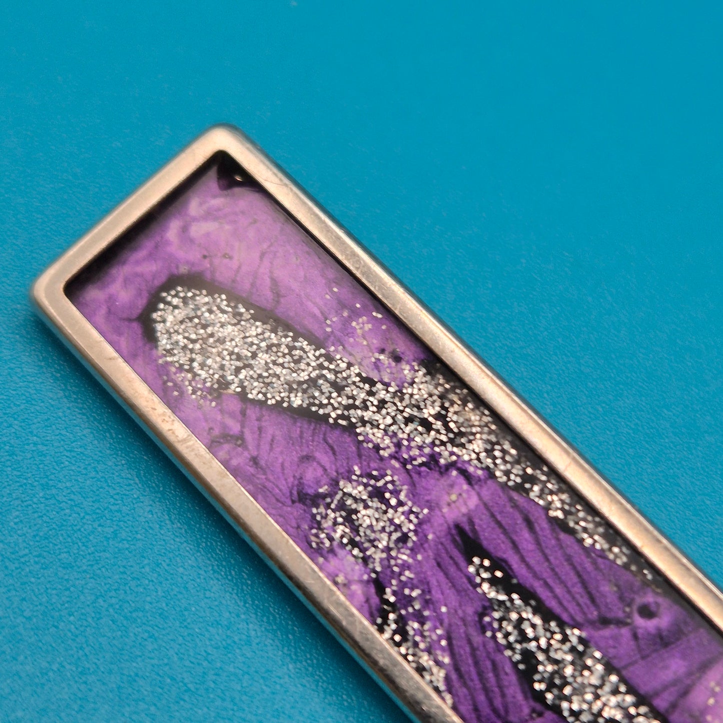 Vintage Brosche in länglicher Form mit violettem Harz & Glitzer-Design