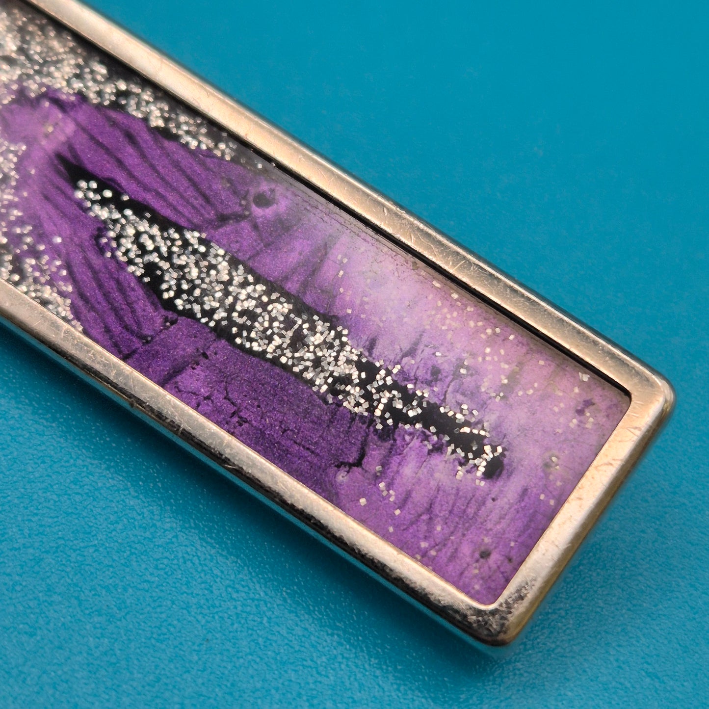 Vintage Brosche in länglicher Form mit violettem Harz & Glitzer-Design