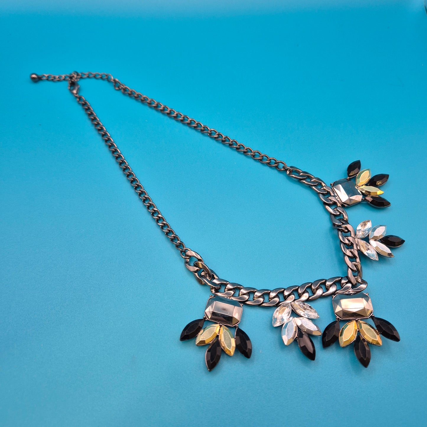 Vintage Statement-Kette mit geschliffenen Schmucksteinen in Anthrazit-Optik