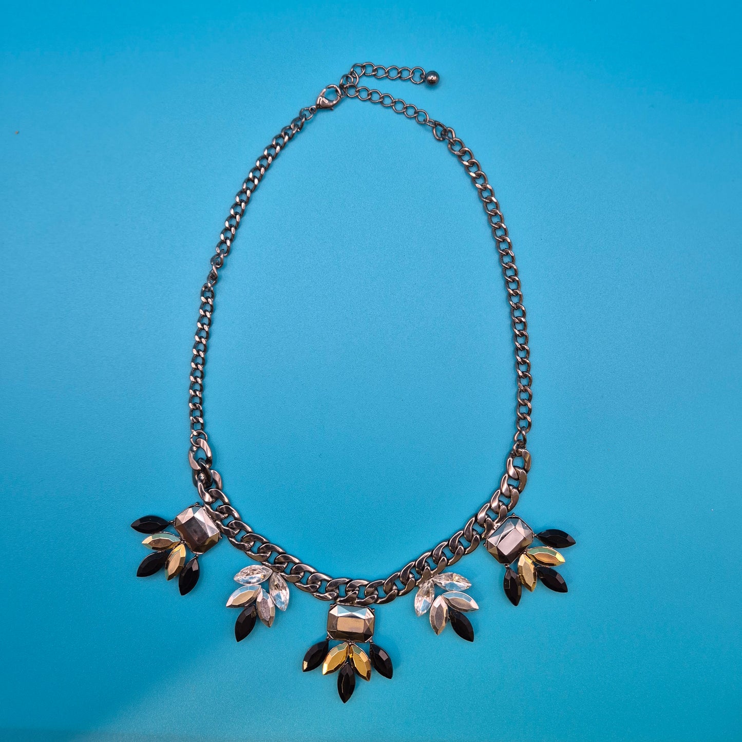 Vintage Statement-Kette mit geschliffenen Schmucksteinen in Anthrazit-Optik